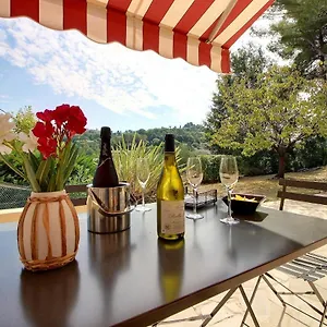 https://superbe-appart-de-50-m2-face-au-vieux-village.fr-provencehotel.com